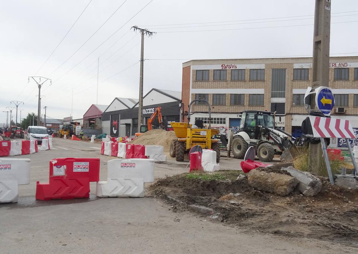 Imagen secundaria 1 - Las obras convierten en un atolladero el polígono de Argales