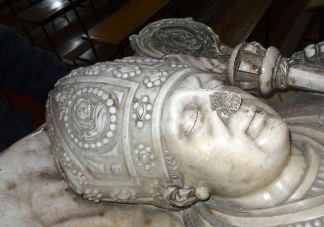 Estatua funeraria de Pedro Lagasca, en el féretro de la iglesia de la Magdalena.