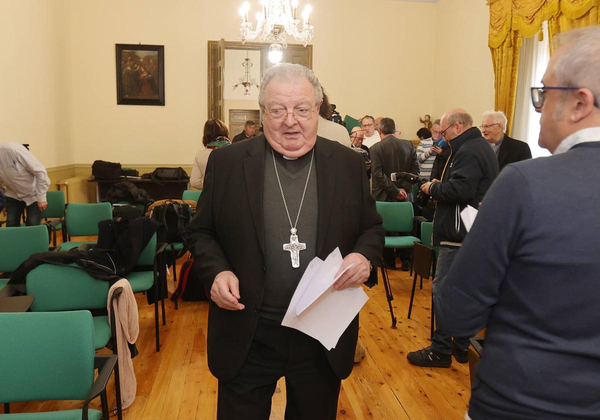 Manuel Herrero, en el Palacio Episcopal antes de anunciar el nombramiento del nuevo obispo de Palencia.