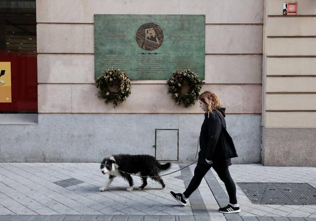 Lápida de Colón y Red Hugh O'Donnell, en la calle Constitución.