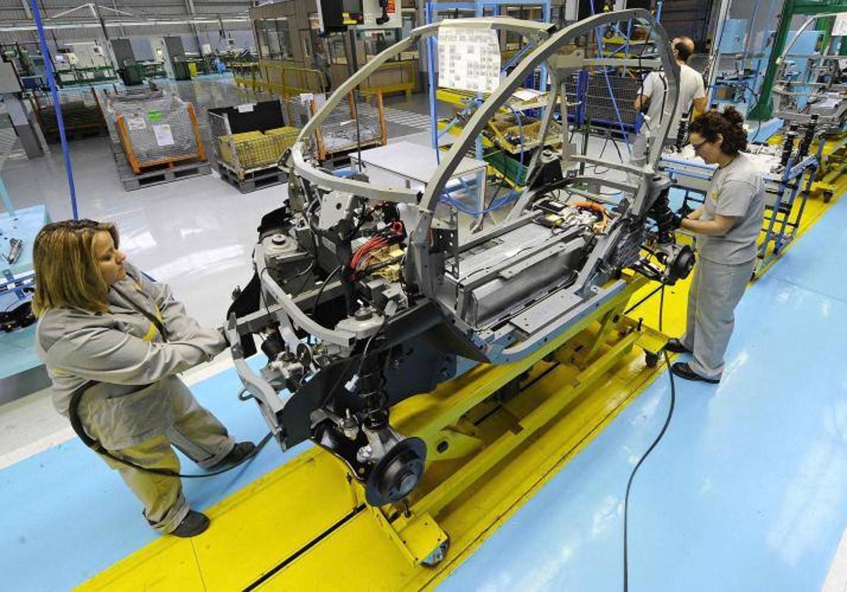 Dos trabajadoras de Renault en una cadena de montaje de su fábrica en Valladolid.