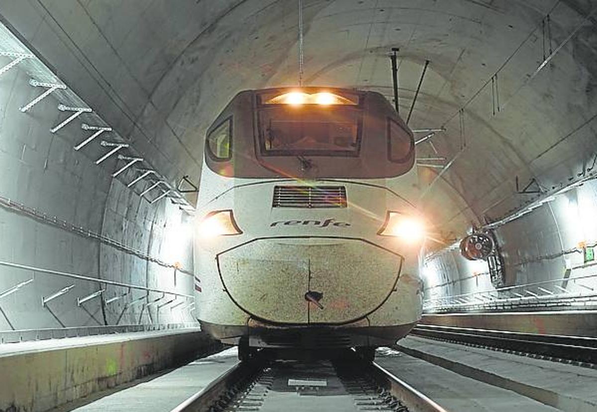 Un tren circula por el túnel de la Variante de Pajares.