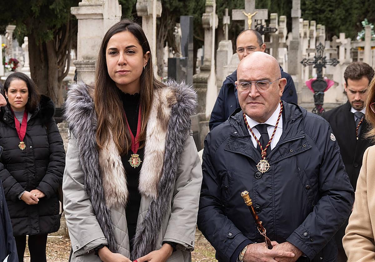 Blanca Jiménez, portavoz del PP, y el alcalde, Jesús Julio Carnero, en su visita este miércoles al cementerio del Carmen.