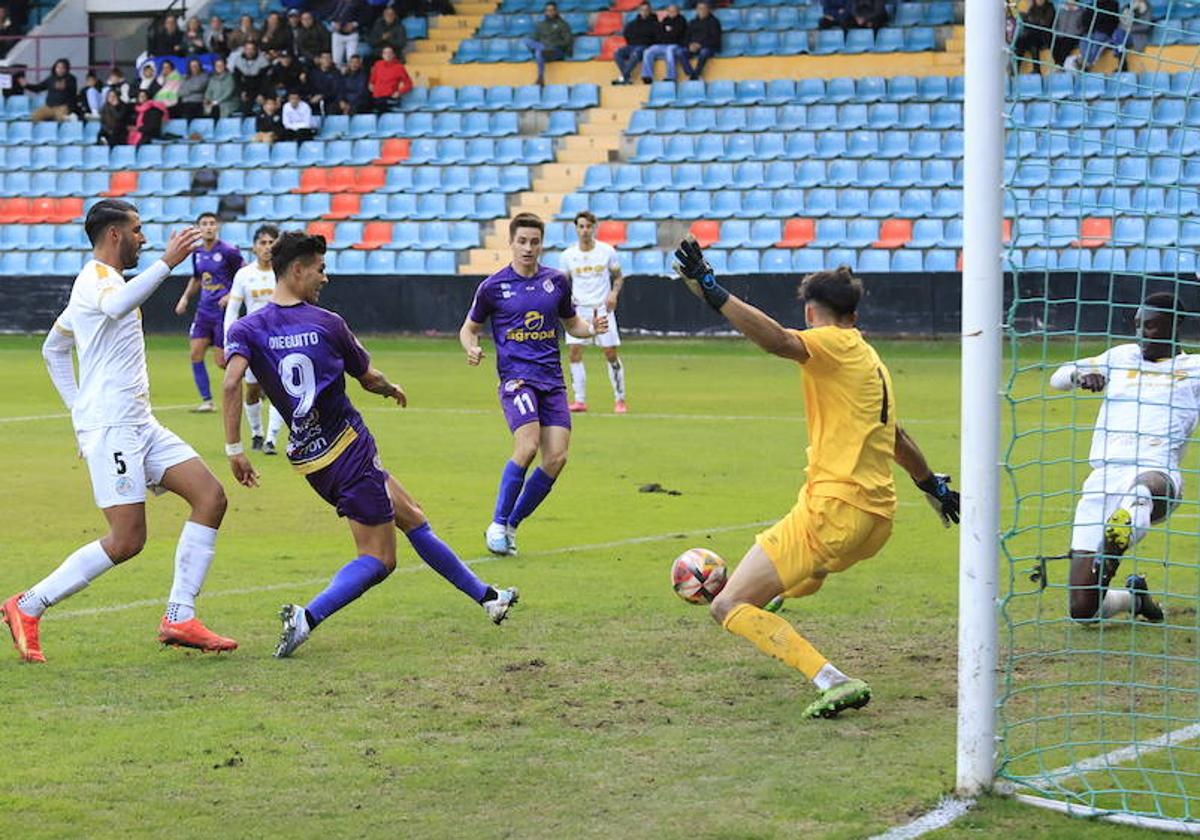 Dieguito dispara a puerta en el gol de los palentinos.