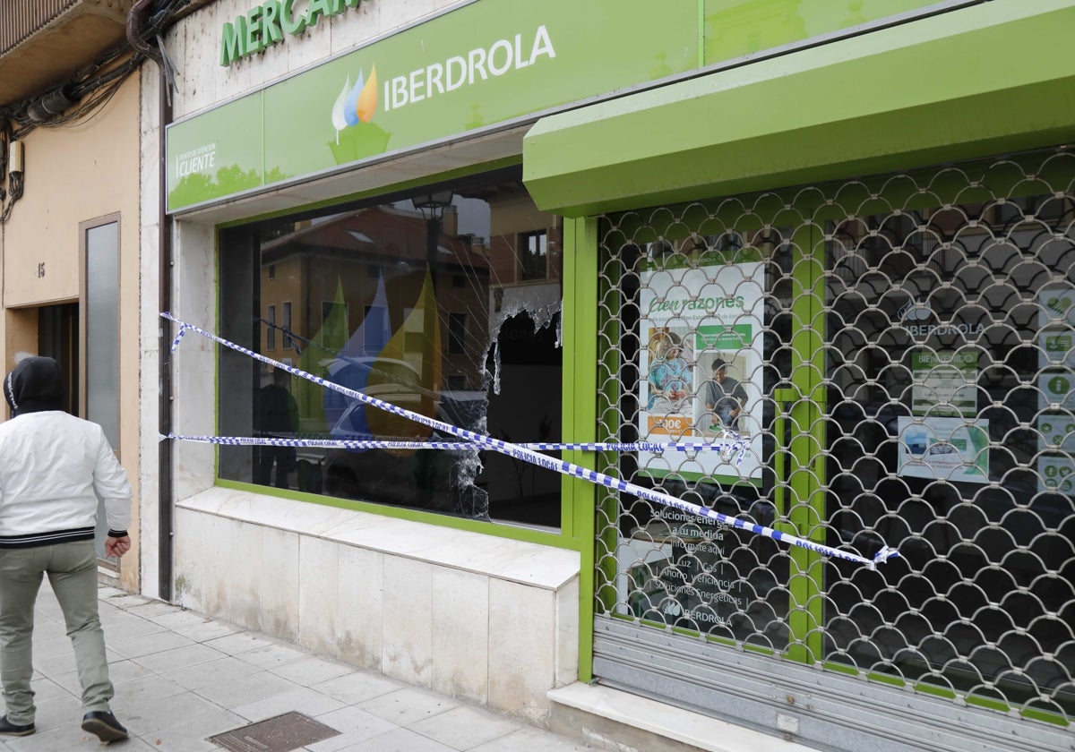 Oficina de Iberdrola con la rotura del escaparate sufrida durante la pasada noche.