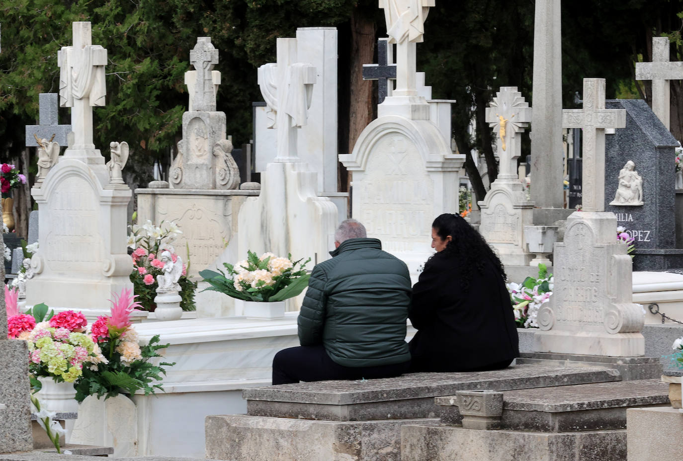 Los palentinos honran a sus seres queridos con visitas y flores