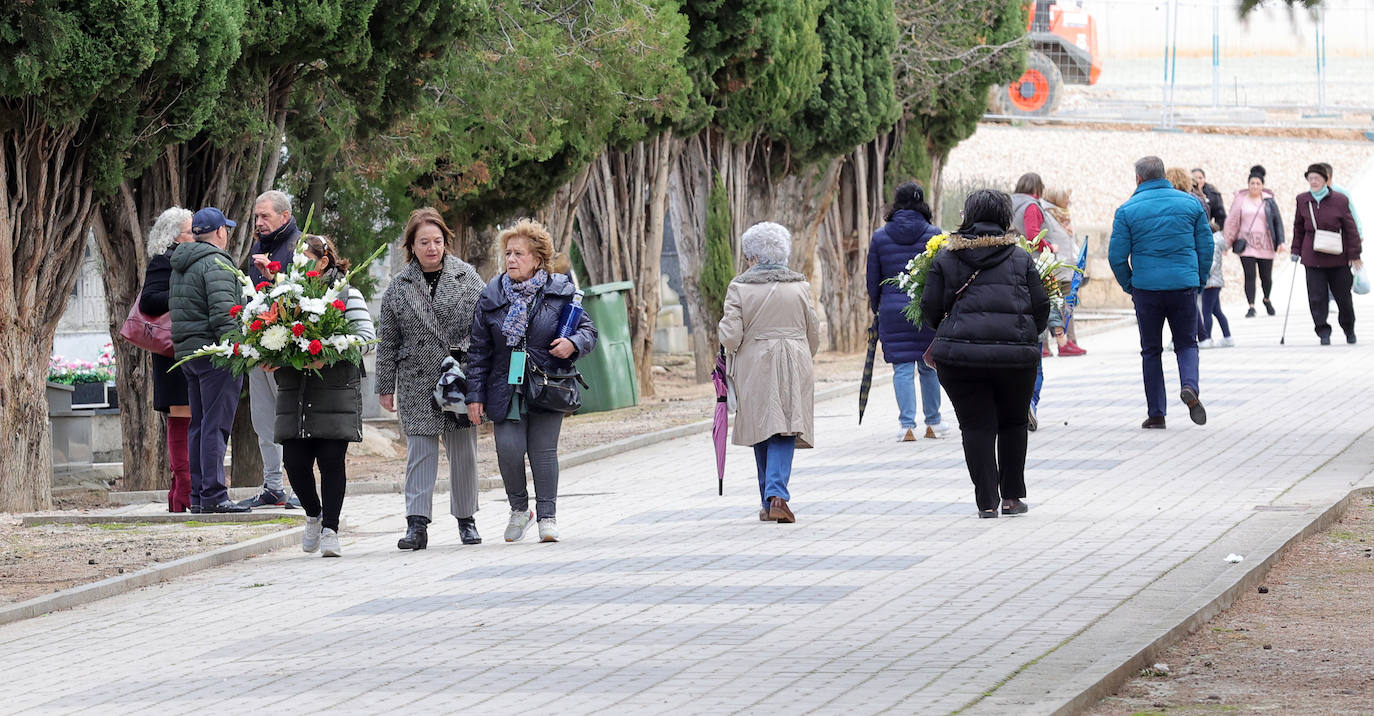 Los palentinos honran a sus seres queridos con visitas y flores