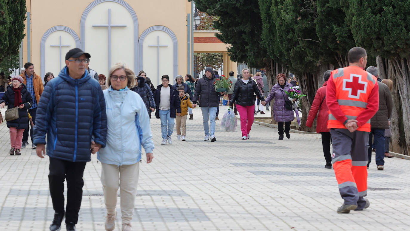 Los palentinos honran a sus seres queridos con visitas y flores