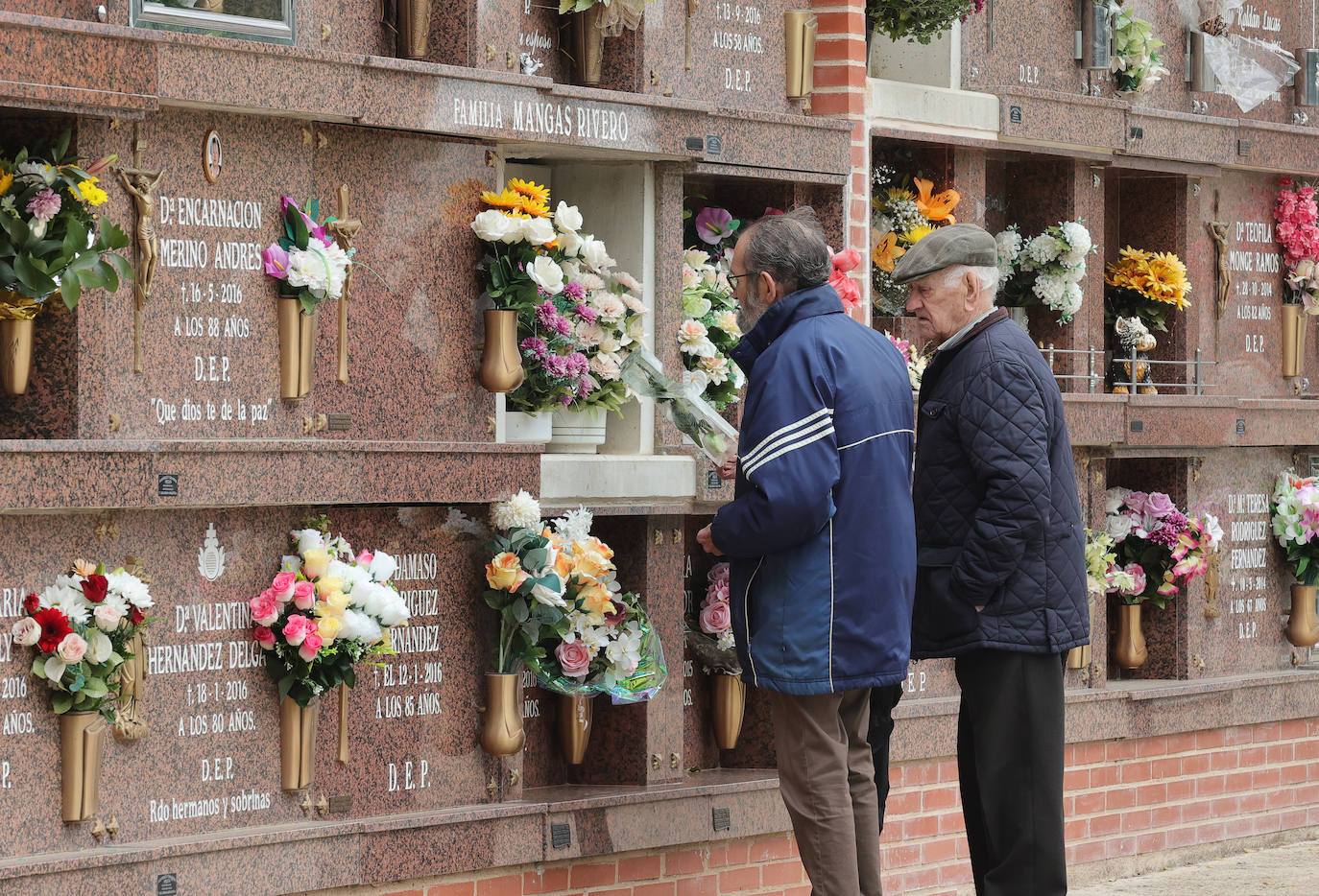 Los palentinos honran a sus seres queridos con visitas y flores