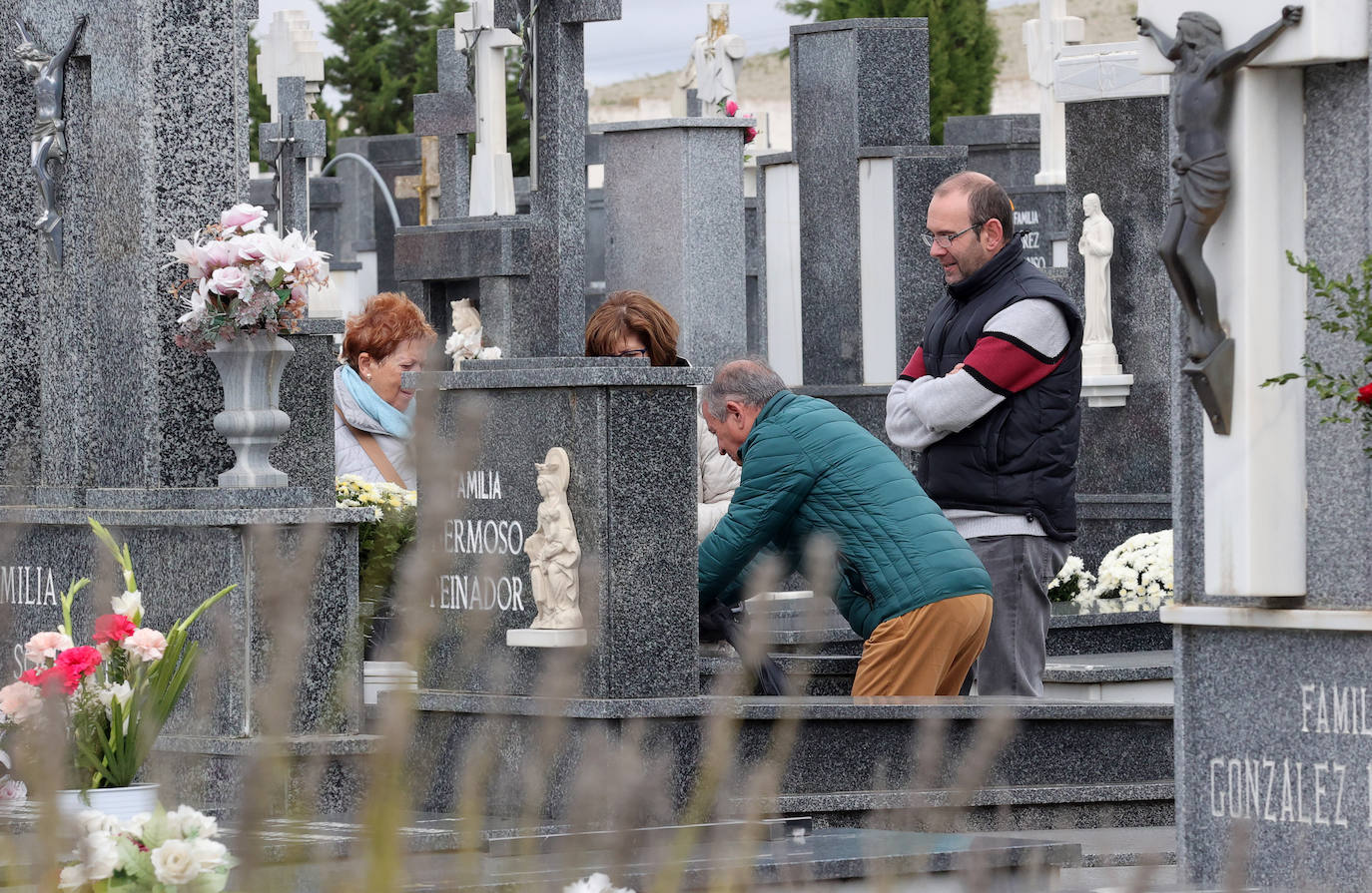 Los palentinos honran a sus seres queridos con visitas y flores