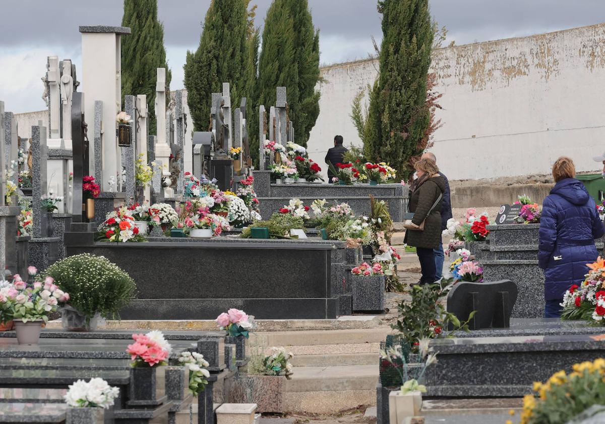 Los palentinos honran a sus seres queridos con visitas y flores