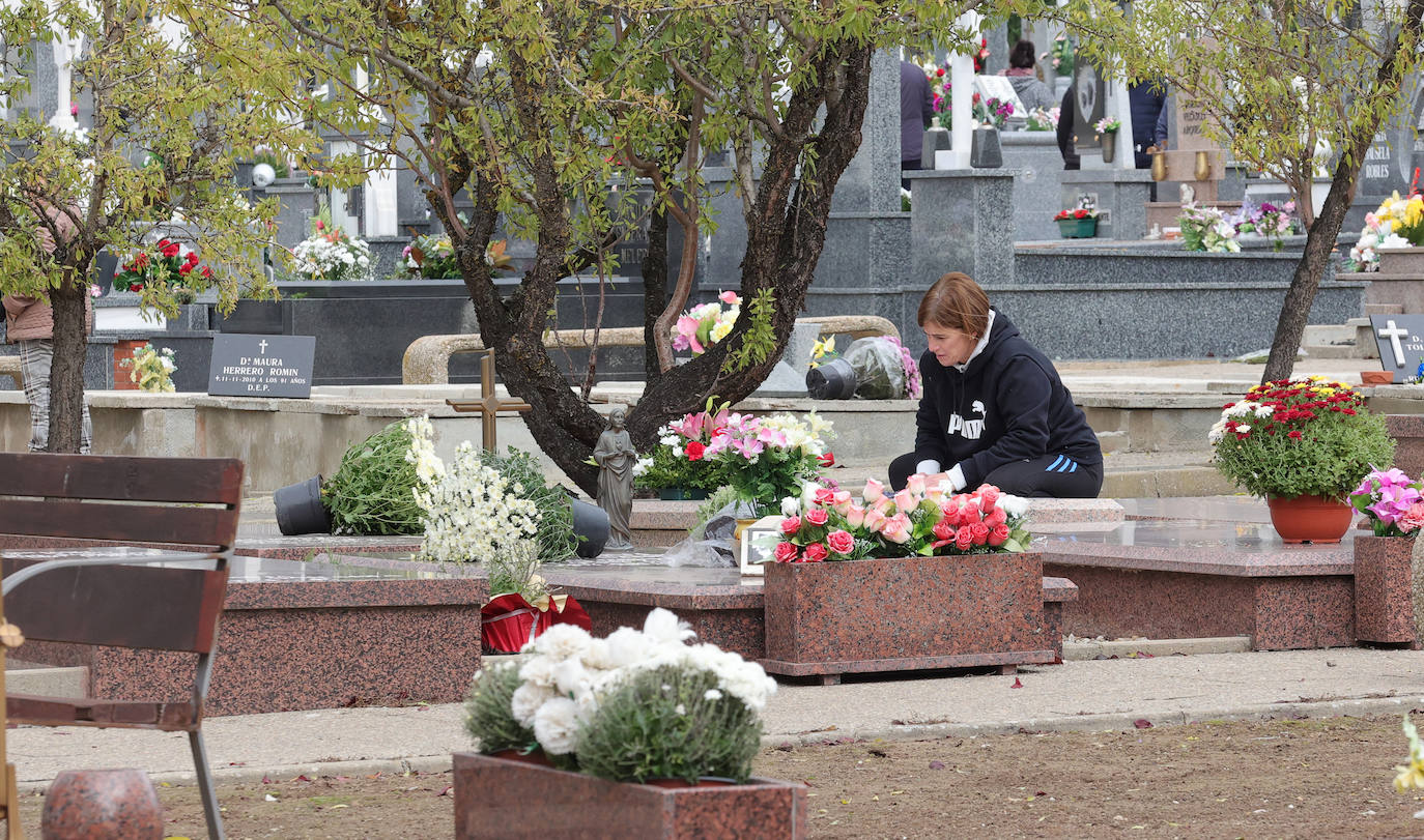 Los palentinos honran a sus seres queridos con visitas y flores