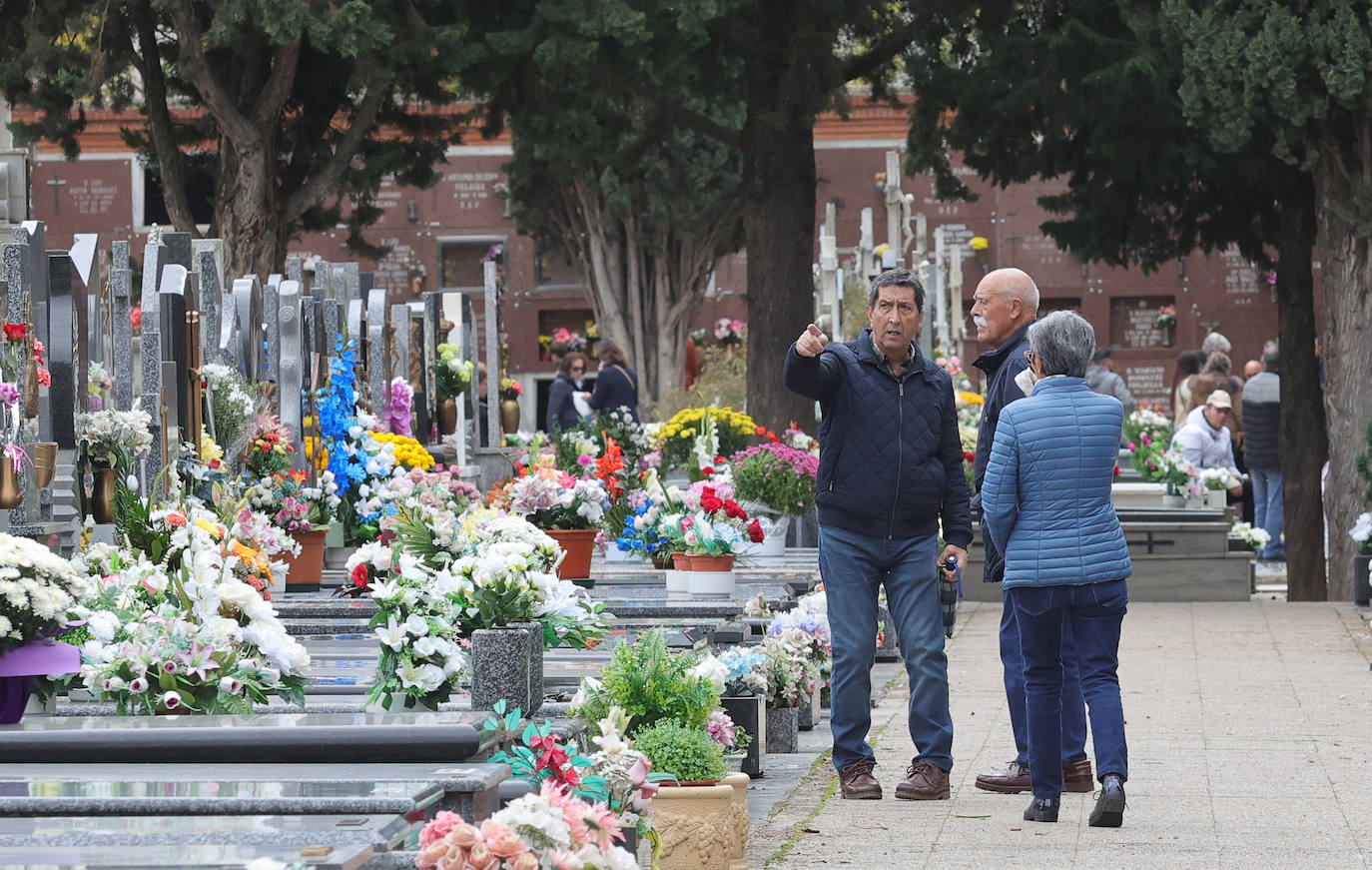 Los palentinos honran a sus seres queridos con visitas y flores