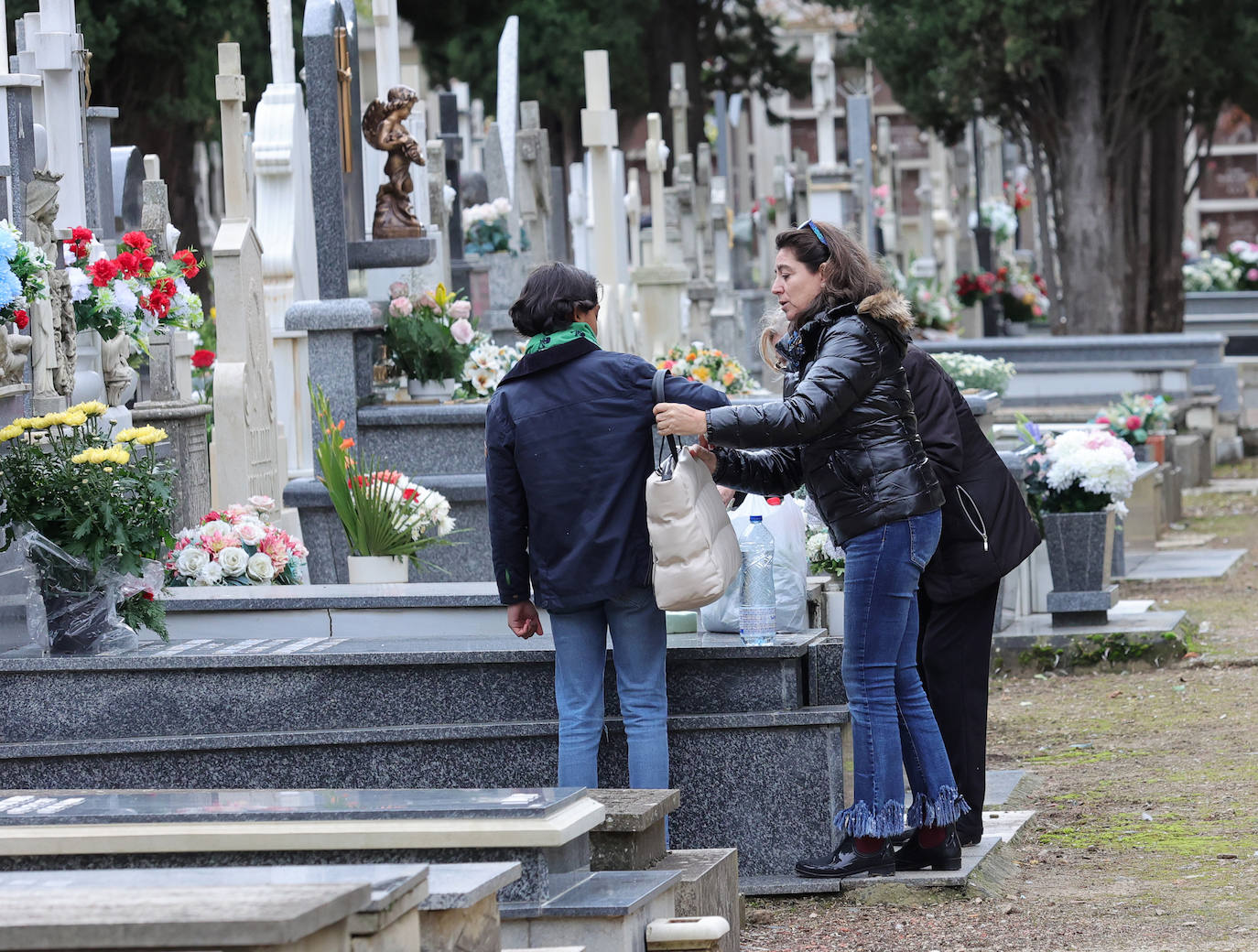 Los palentinos honran a sus seres queridos con visitas y flores