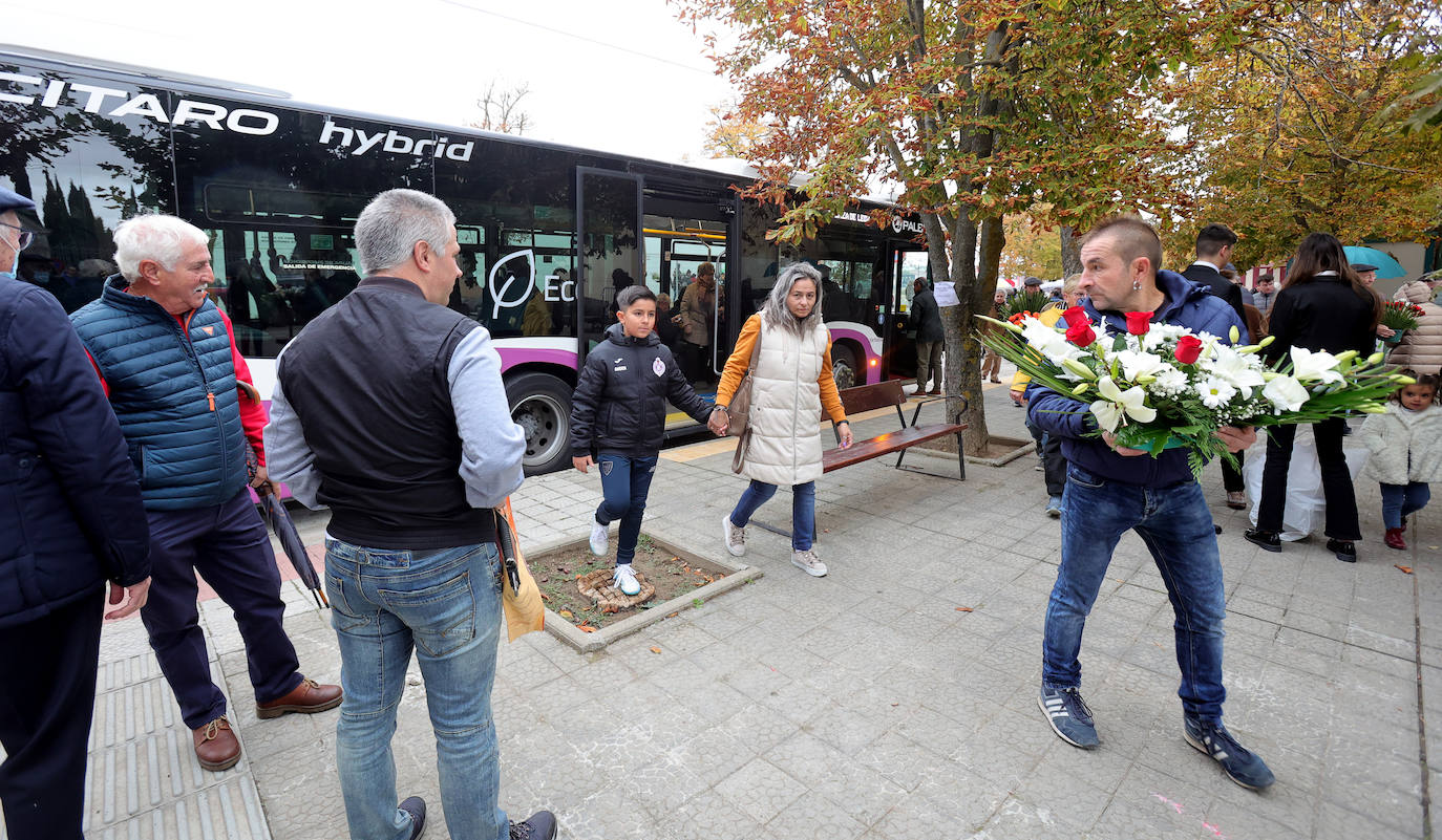 Los palentinos honran a sus seres queridos con visitas y flores