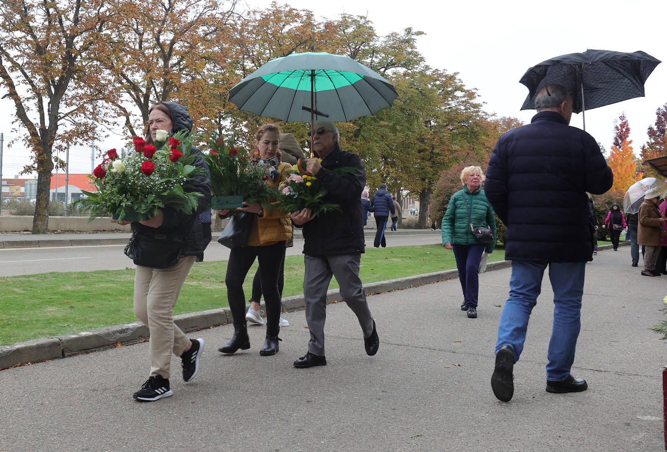 Los palentinos honran a sus seres queridos con visitas y flores