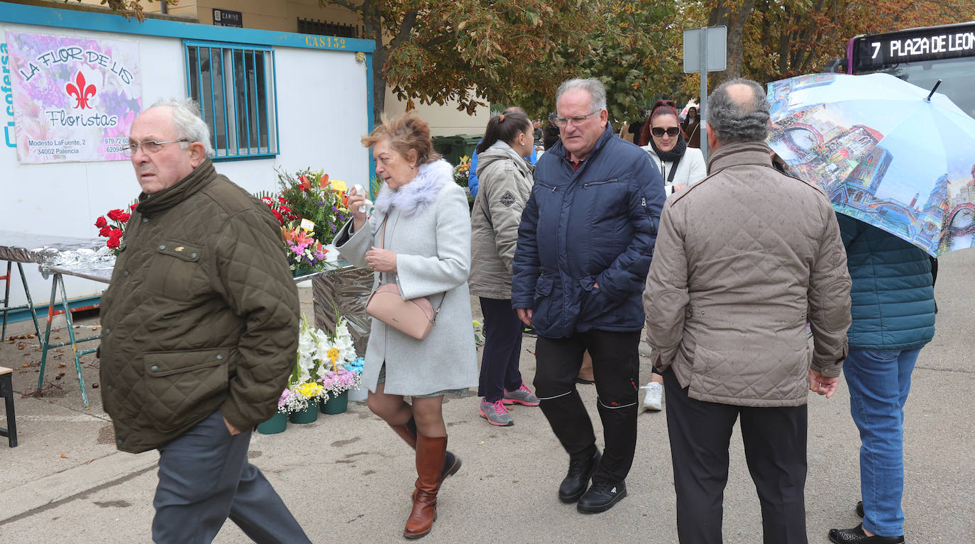 Los palentinos honran a sus seres queridos con visitas y flores