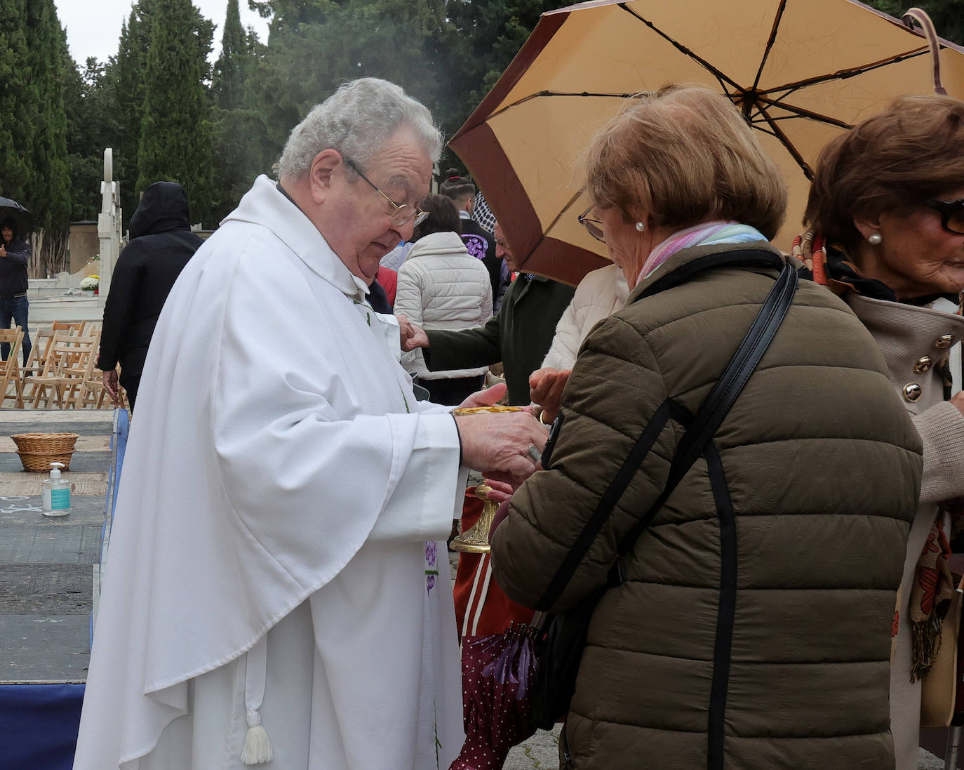 Los palentinos honran a sus seres queridos con visitas y flores