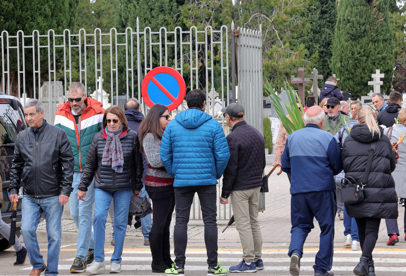 Los palentinos honran a sus seres queridos con visitas y flores