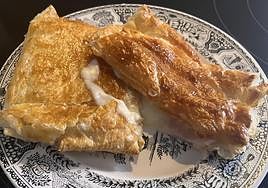 Hojaldres rellenos de jamón y queso recién hechos en la freidora de aire.