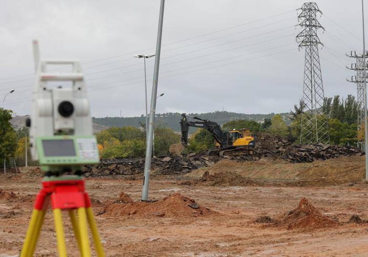 Trabajos de topografía en las obras de construcción del nuevo hospital de Palencia.