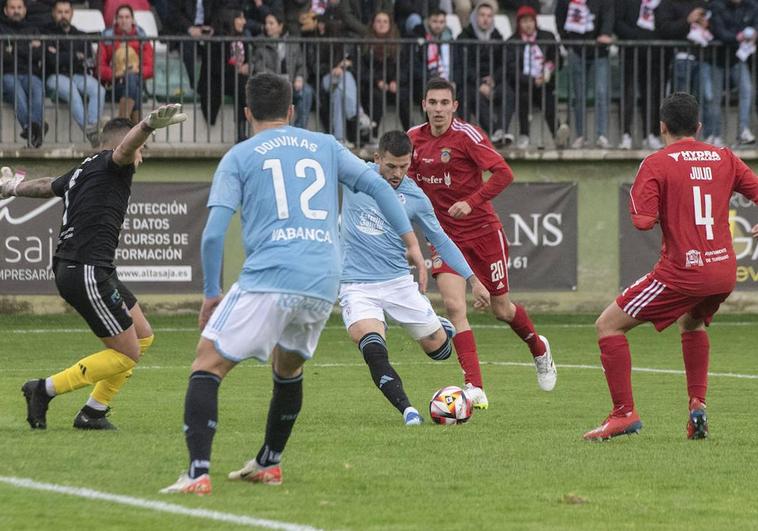 Carles Pérez bate a Álvaro para hacer uno de los goles del Celta.