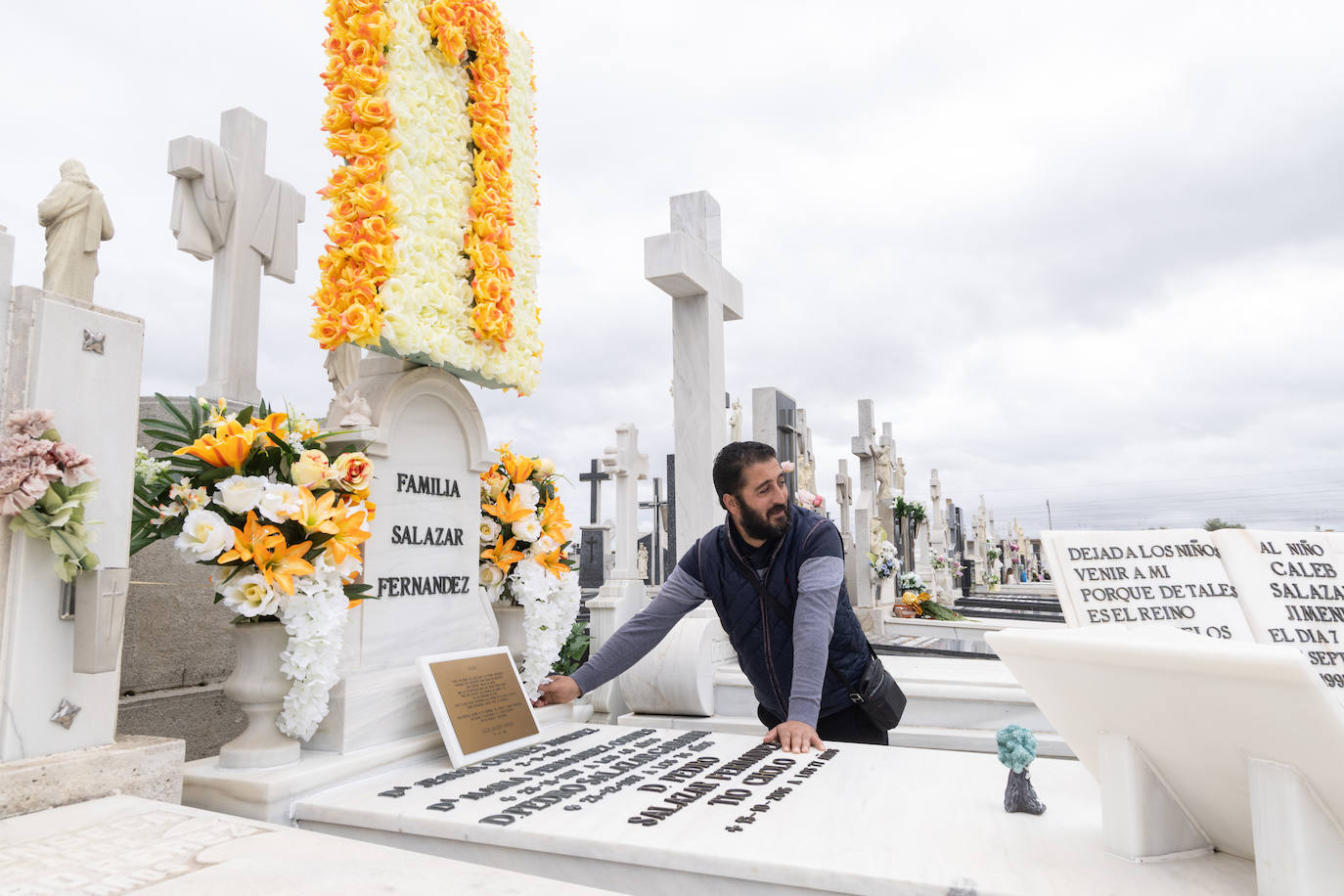 Los vecinos de Valladolid y la corporación municipal visitan el cementerio del Carmen