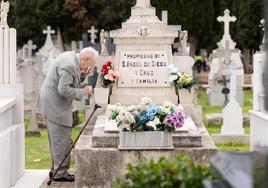 Los vecinos de Valladolid y la corporación municipal visitan el cementerio del Carmen