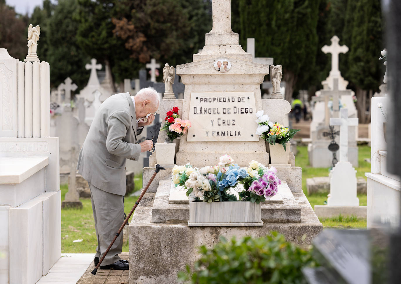 Los vecinos de Valladolid y la corporación municipal visitan el cementerio del Carmen