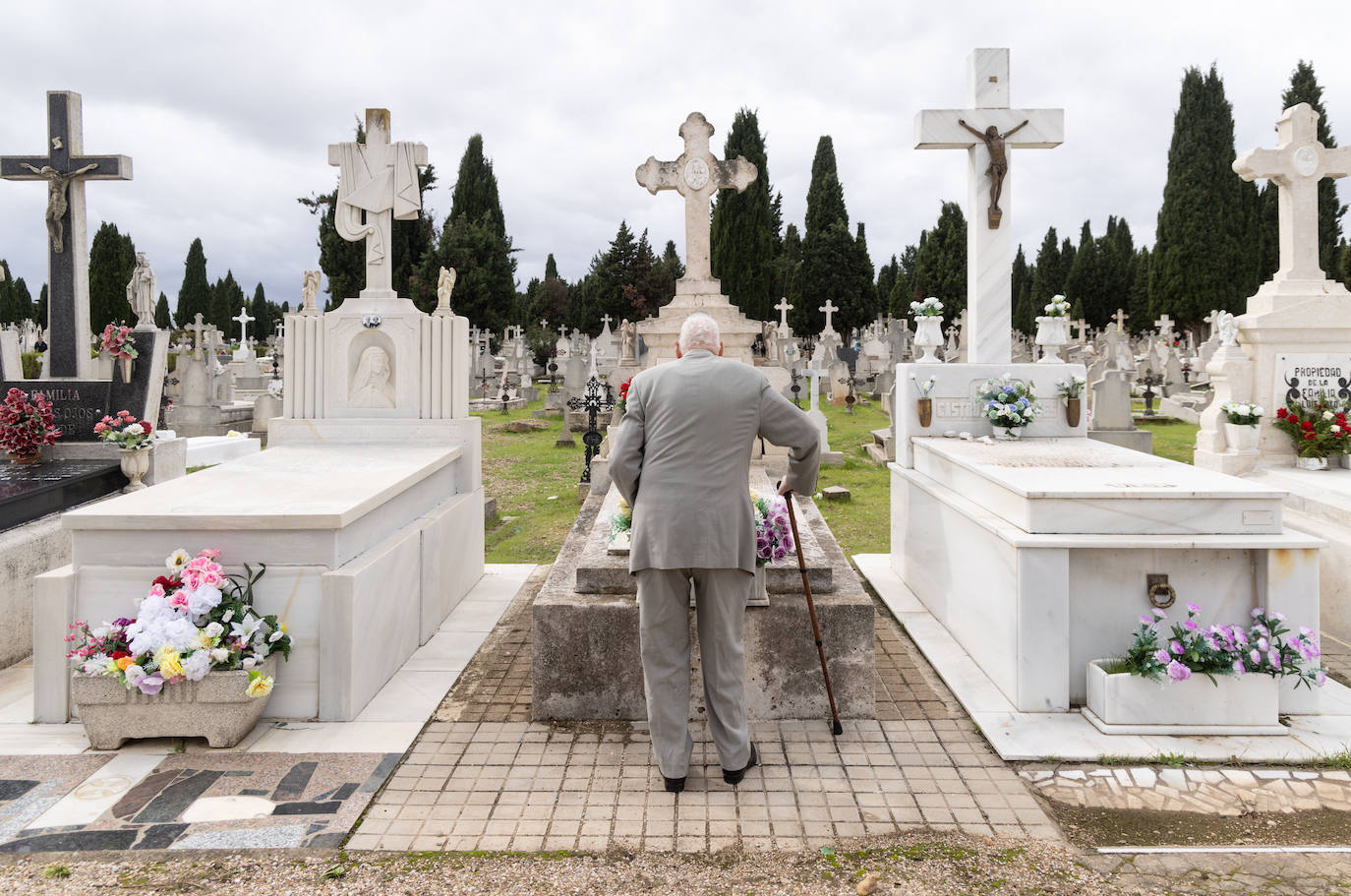 Los vecinos de Valladolid y la corporación municipal visitan el cementerio del Carmen