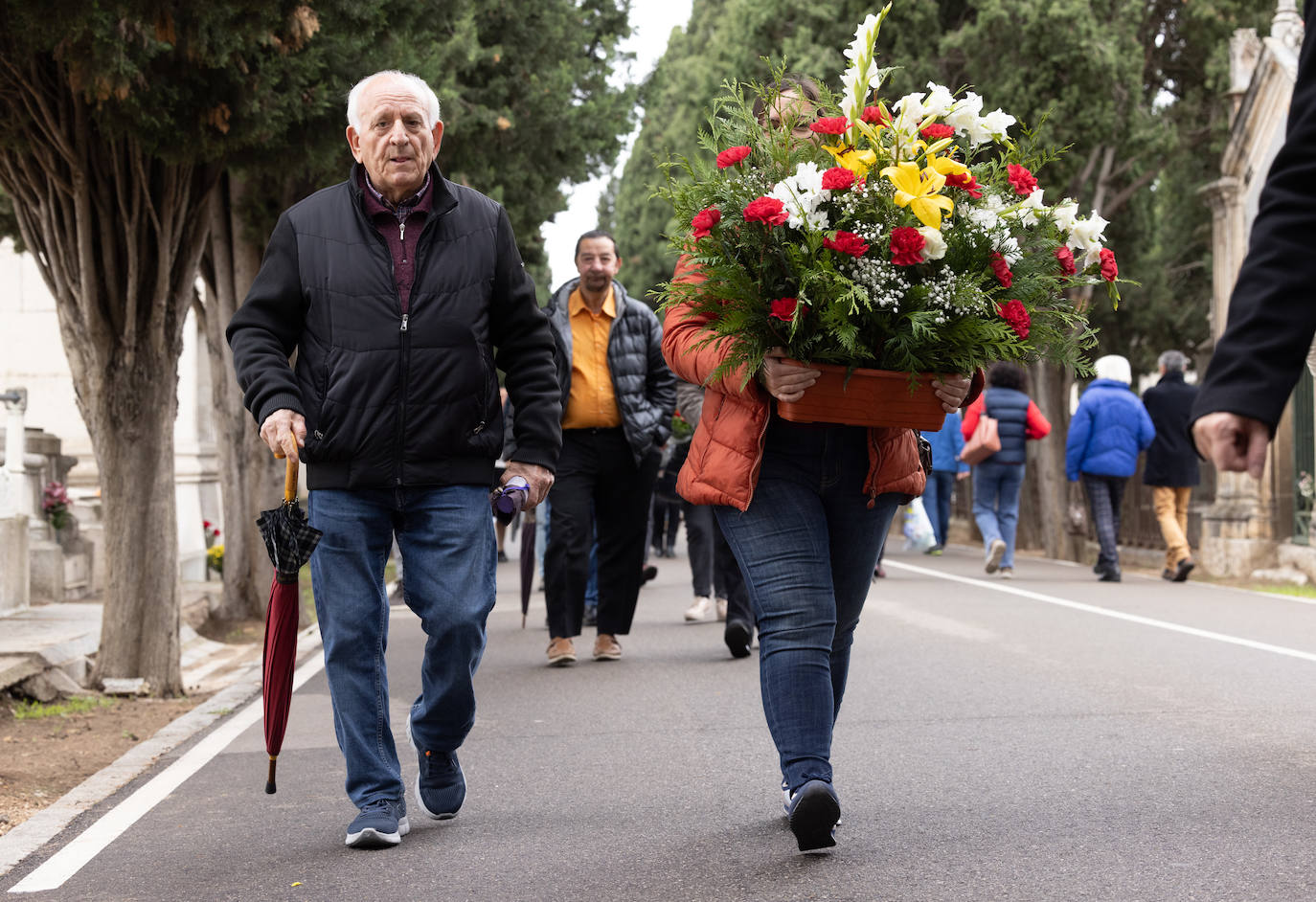 Los vecinos de Valladolid y la corporación municipal visitan el cementerio del Carmen