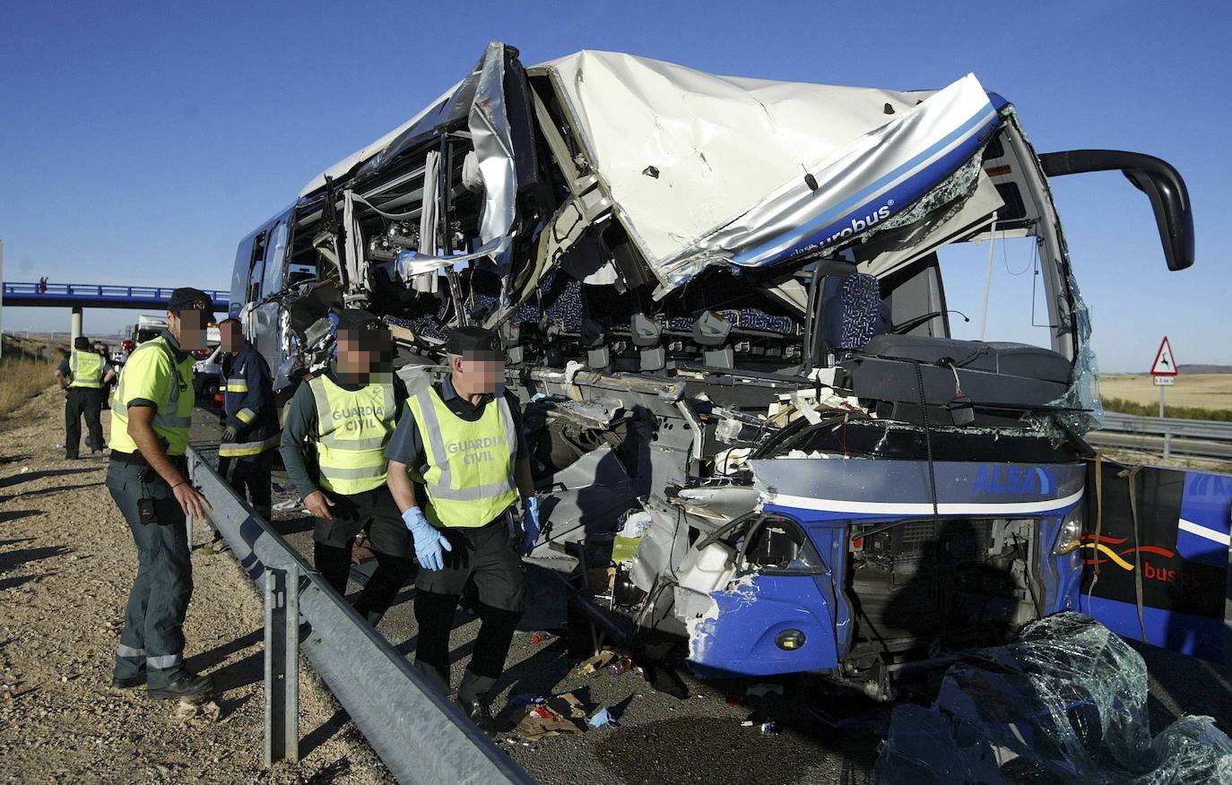 Estado en el que quedó el autobús siniestrado en el accidente.
