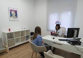 Una psicóloga de Hermanas Hospitalarias atiende a una paciente.