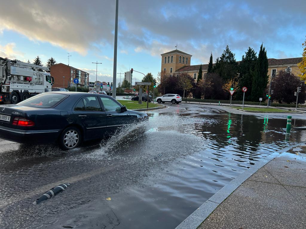 La lluvia provoca un enorme charco en la avenida del Real Valladolid, junto al edificio de la Consejería de Educación.