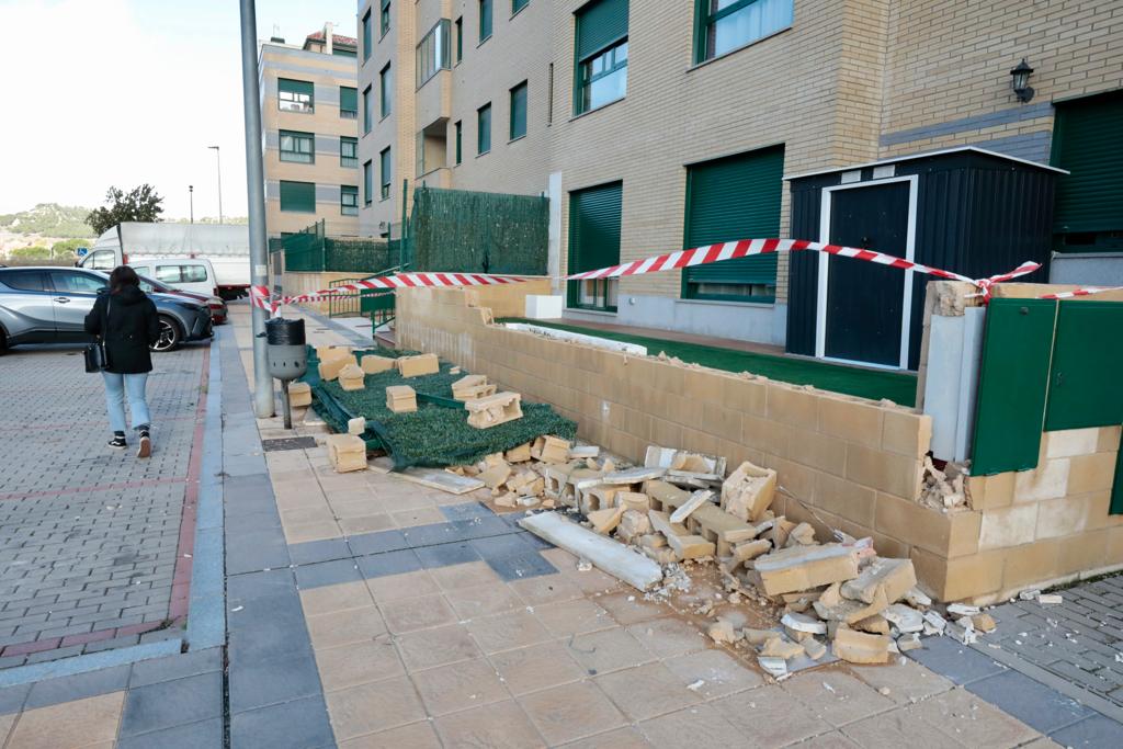 Un muro de una casa queda destrozado en Arroyo de la Encomienda tras el temporal.