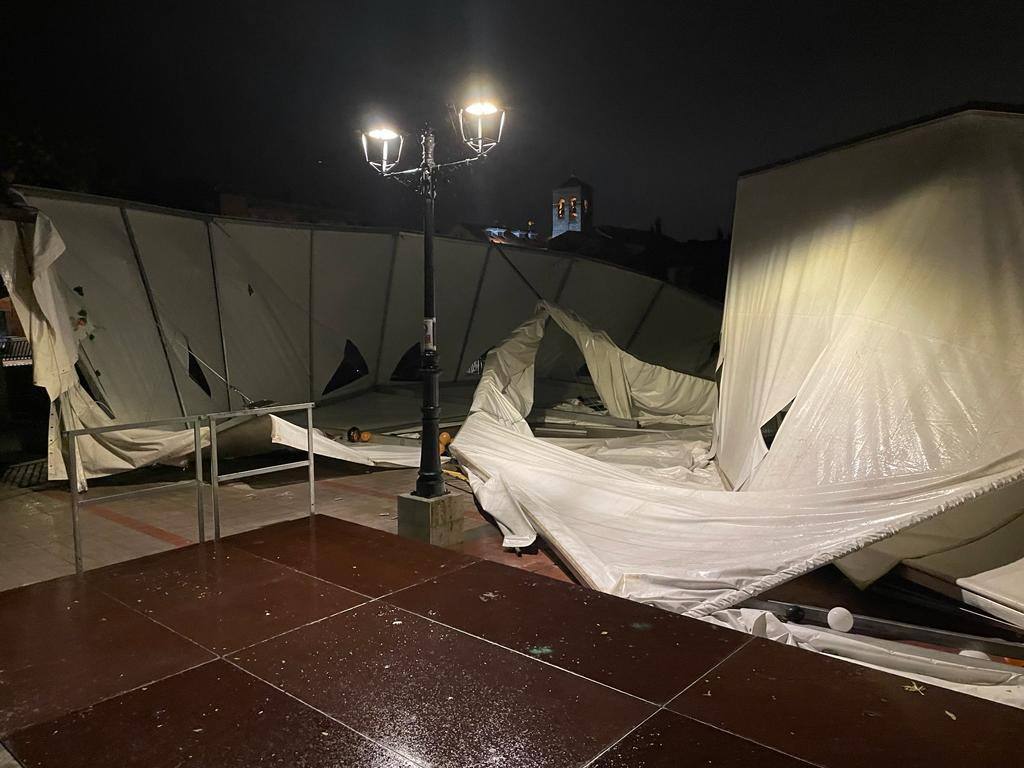 Una carpa de un edificio de Zaratán destrozada por el temporal durante la noche.