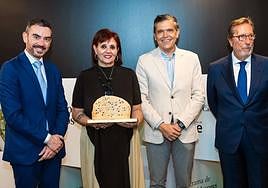 Óscar Álvarez, director de Atención al Mayor y a la Dependencia de la Comunidad de Madrid; la vallisoletana Macu García, con su premio; Alfredo Menéndez, director de programas de RNE, y Antonio Vila Bertrán, director general de la Fundación »la Caixa».