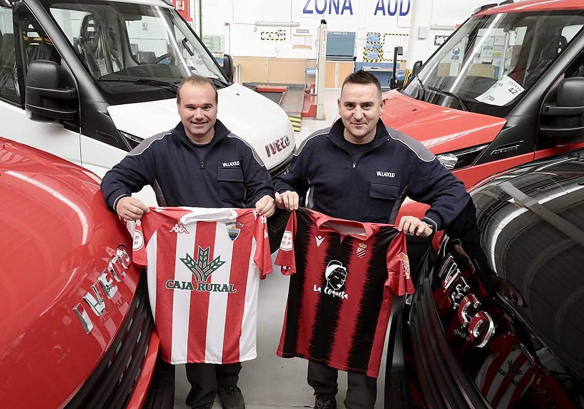 Óscar Serrano, presidente del Atlético Tordesillas, y Carlos Álvarez, entrenador del Laguna, posan con las camisetas de sus clubes.