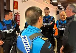 Algunos de los policías que integrarán la Policía de Barrio charlan con el alcalde, ayer.