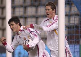 David Villa y Fernando Torres celebran un gol en el último partido amistoso de la selección absoluta en Zorrilla, frente a Costa de Marfil en 2006.
