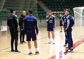 Los jugadores de la Gimnástica Segoviana, en un momento del entrenamiento celebrado bajo techo.