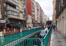 El vehículo en el túnel de peatones de Labradores ante la sorpresa de varios viandantes.