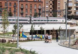 Paso de Panaderos bajo las vías del tren.