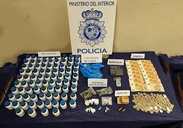 Sustancias, útiles y dinero hallado por la Policía Nacional en el domicilio.