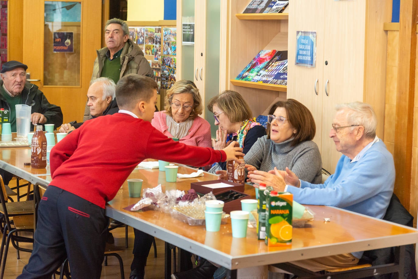 Los alumnos de La Salle culminan un proyecto sobre historia con sus abuelos