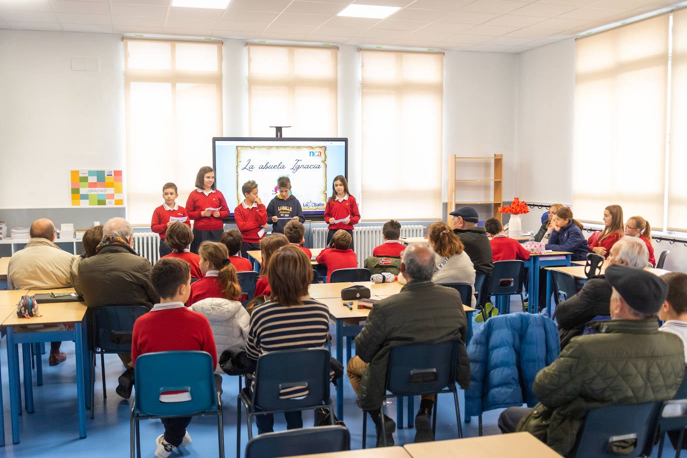 Los alumnos de La Salle culminan un proyecto sobre historia con sus abuelos