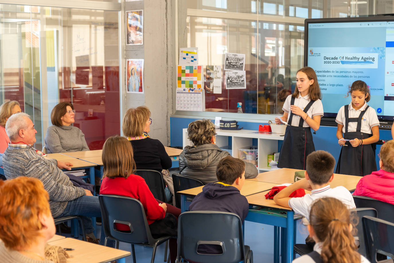 Los alumnos de La Salle culminan un proyecto sobre historia con sus abuelos