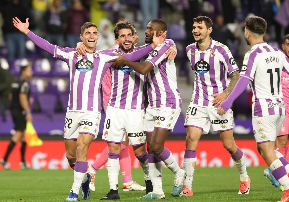 Lucas Rosa y Monchu celebran el segundo tanto que cerró el partido.