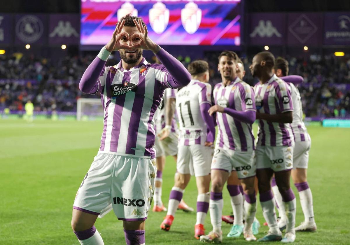 Monchu celebra su gol frente a la cámara.