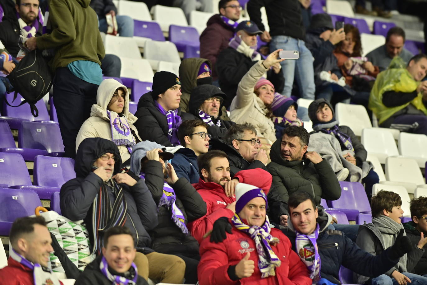 Búscate en la grada del estadio José Zorrilla (1/4)